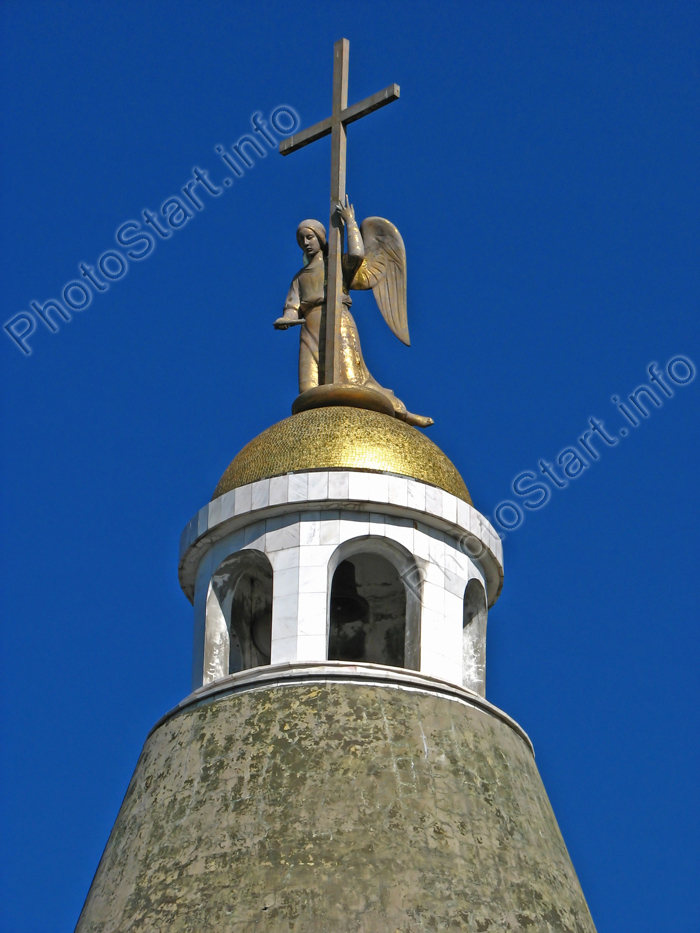 Севастополь. Сапун-гора. Купол часовни с позолоченным ангелом.