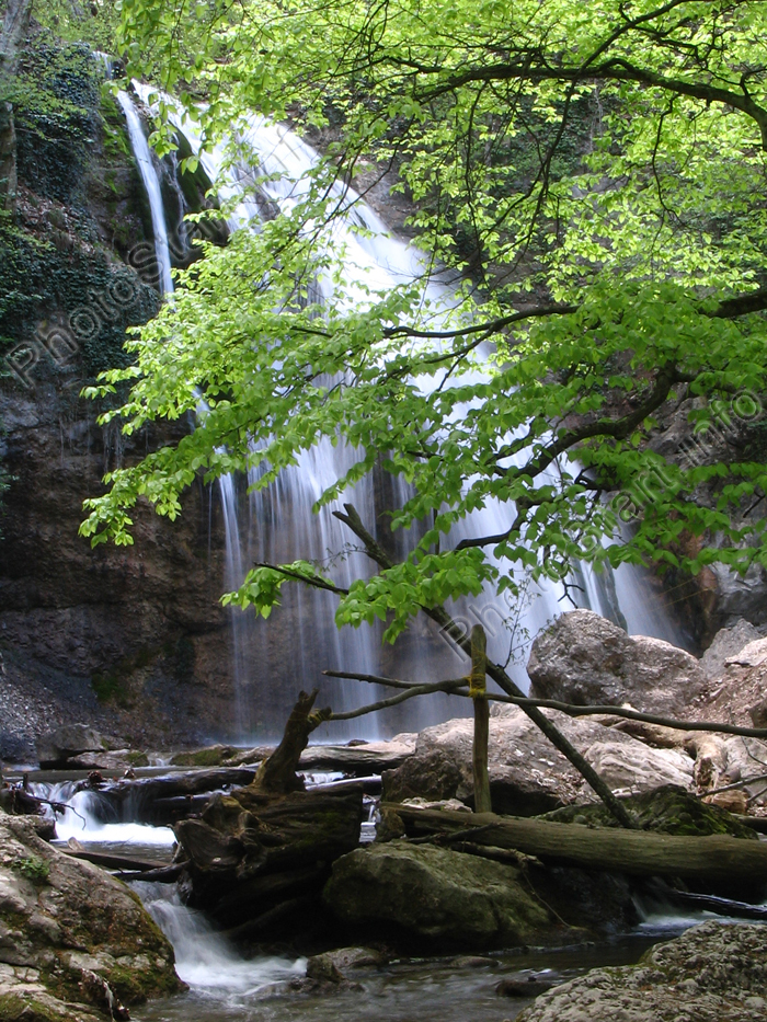 Водопад Джур-Джур весной.