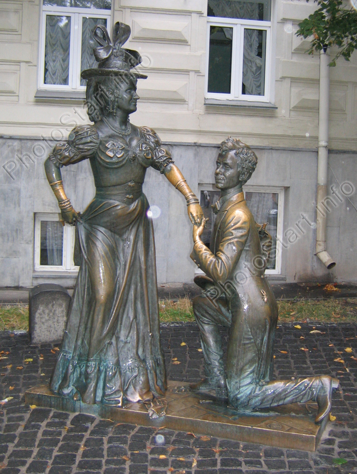 Дама и кавалер. Памятник в Киеве.