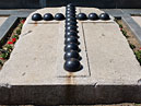 Крест из пушечных ядер под памятником Корнилову. 
Размер: 700x461. 
Размер файла: 348.05 КБ