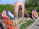 Минск. Памятник с возложенными цветами. 
Размер: 700x525. 
Размер файла: 566.30 КБ