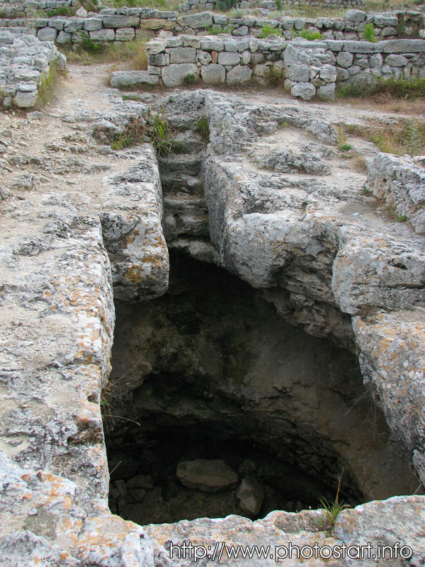 Остатки каменной лестницы раннехристианского подземного храма в Херсонесе.