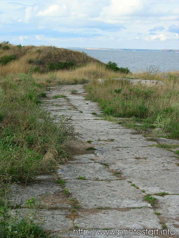 Часть дороги, состоящая из каменных плит.